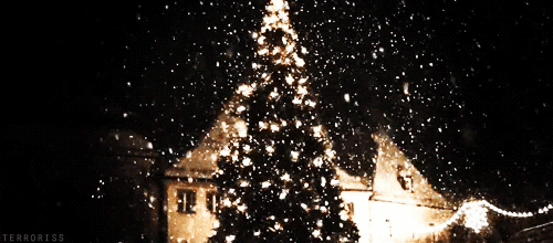 Animation: Snow falling on a Christmas tree