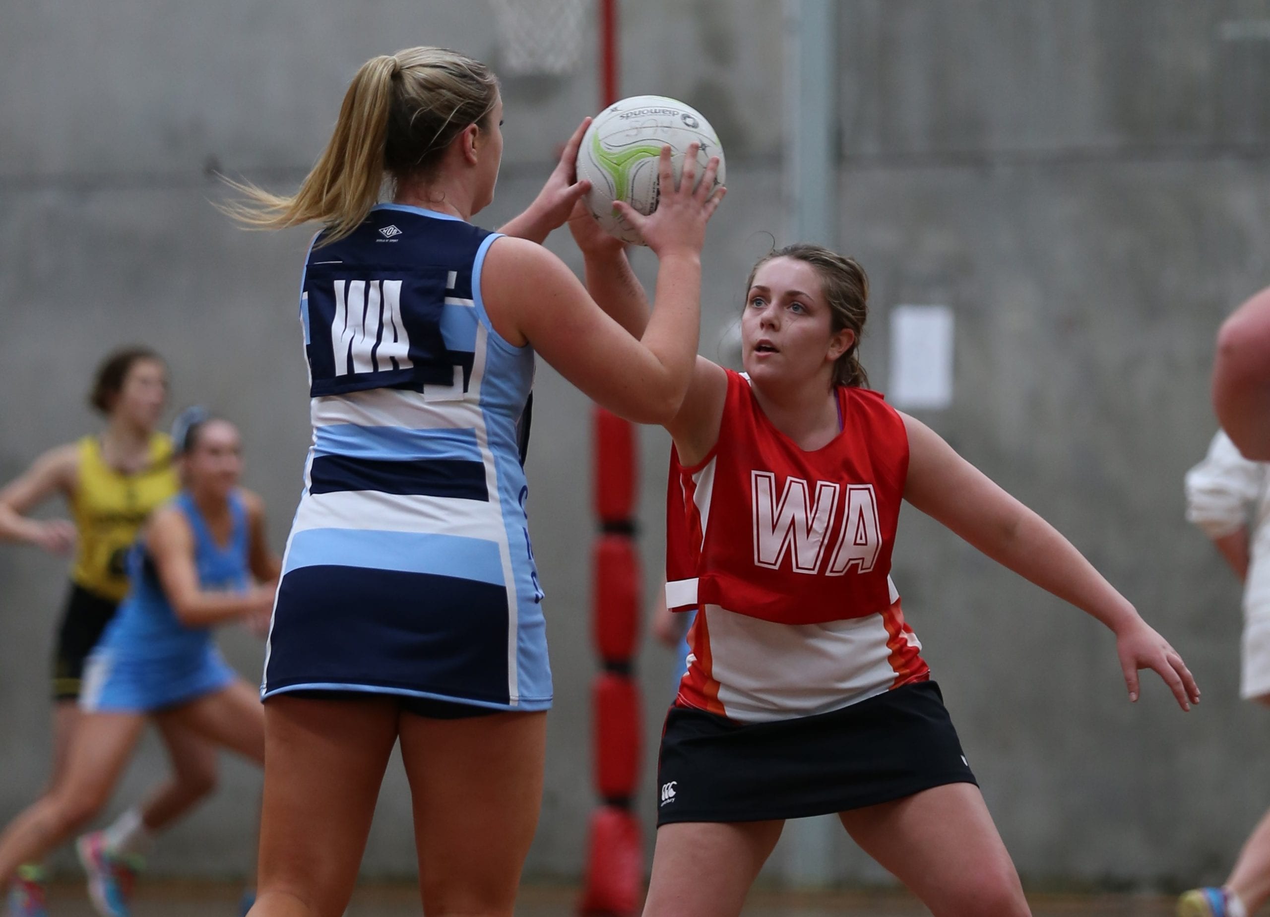 Photo of Emily McKenny playing netball for CSU